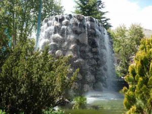 آب نمای سنگی غول پیکر در پارک